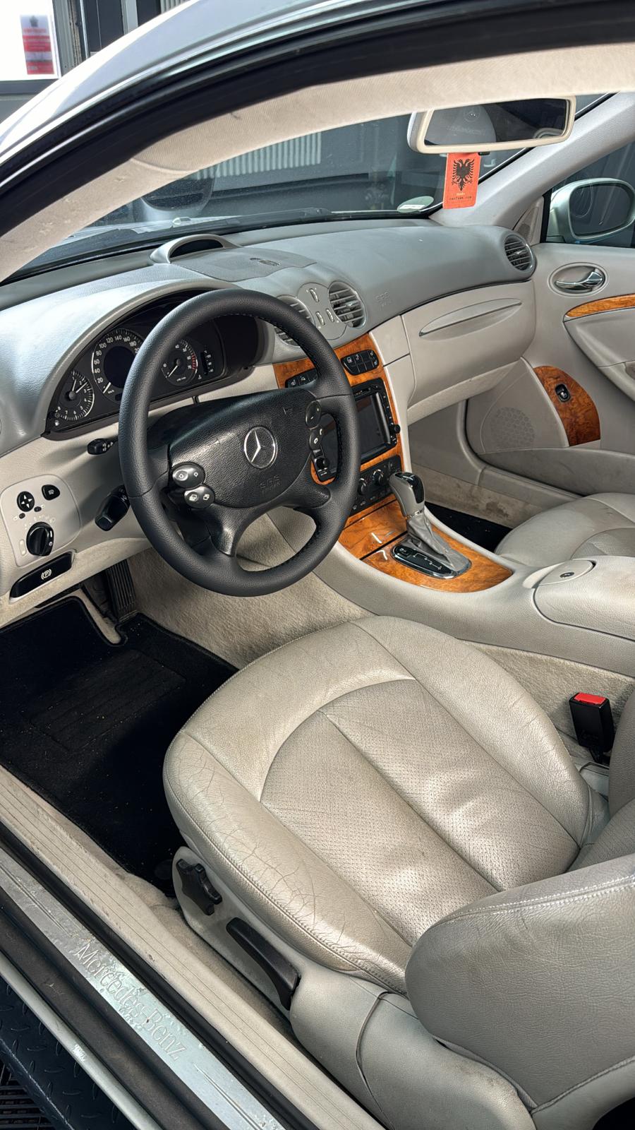 Mercedes CLK Innenraumaufbereitung vorher – Ledersitze & Holzdekor