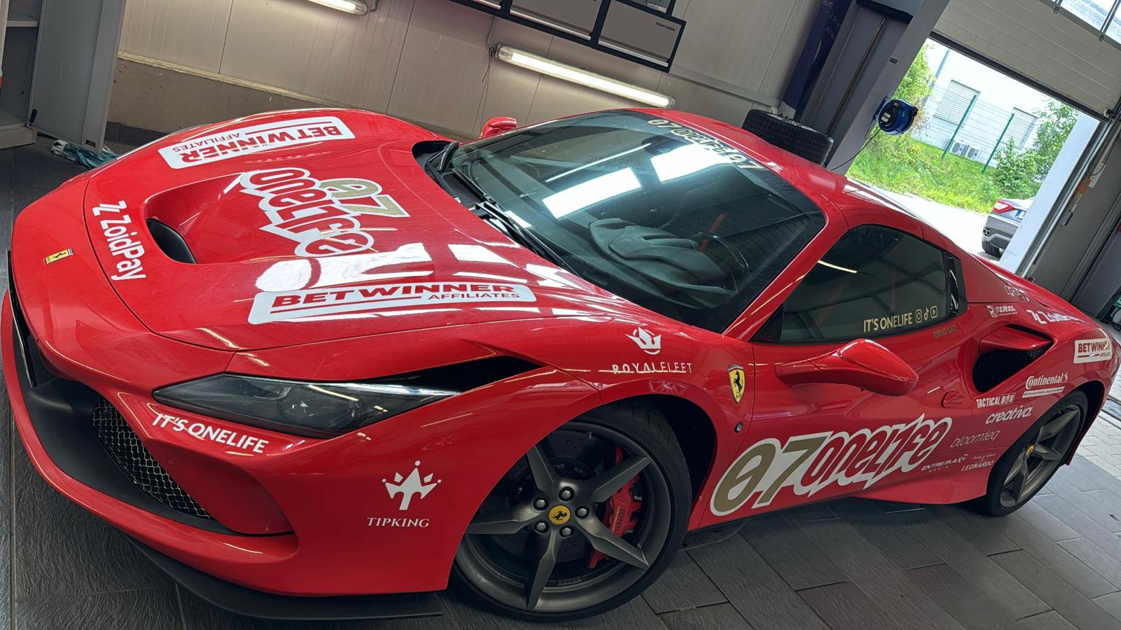 Roter Ferrari 488 mit Rallye-Folierung – Aussenpflege
