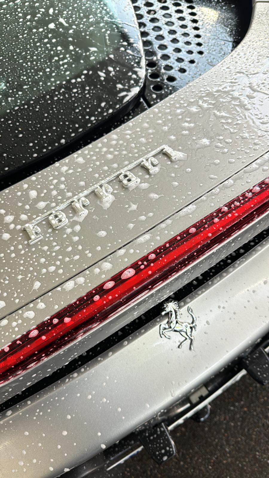 Ferrari Heckpartie – Detailaufnahme nach Handwäsche