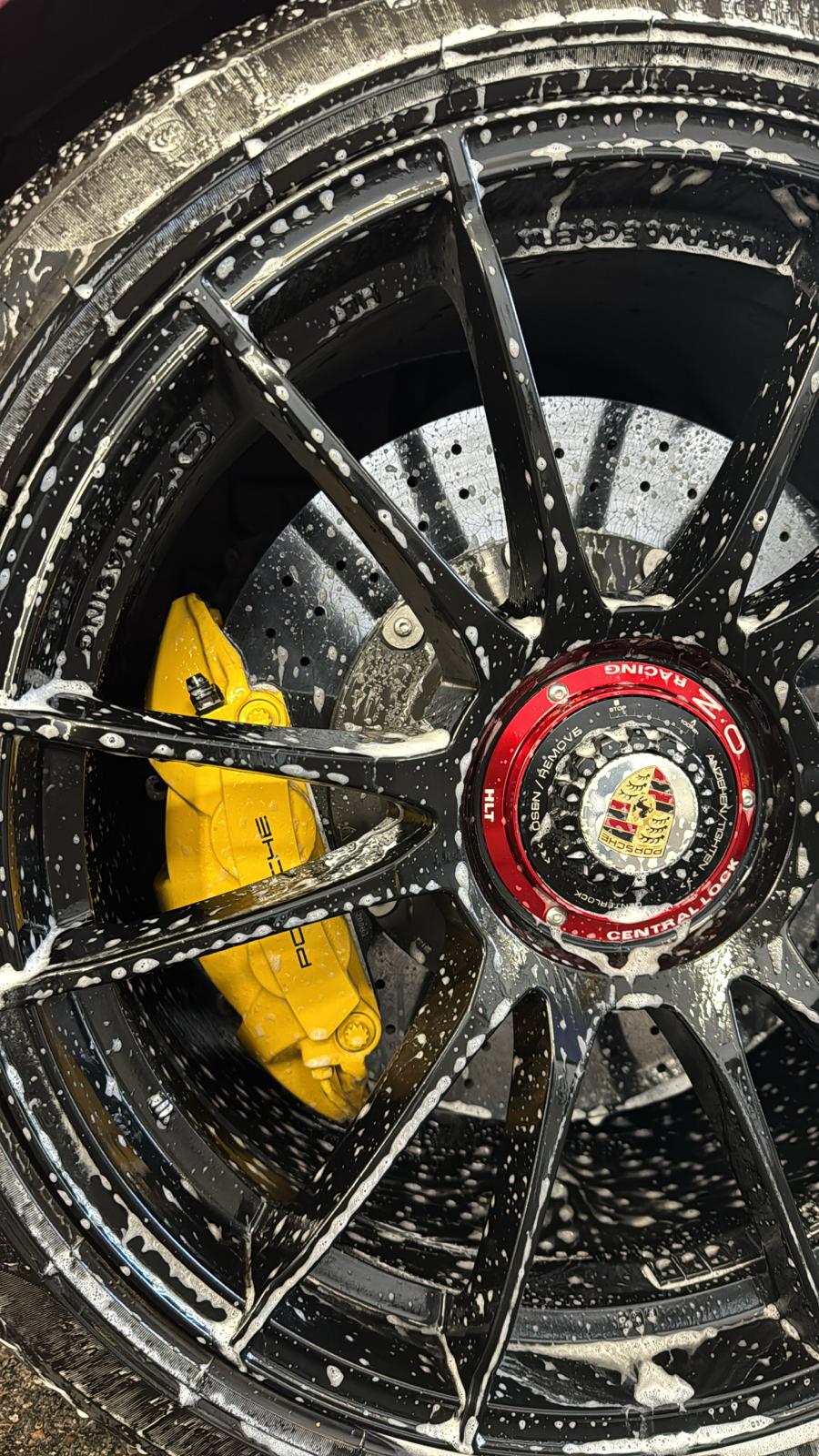 Porsche Felgenreinigung – geschliffene Felgen & gelbe Bremssättel