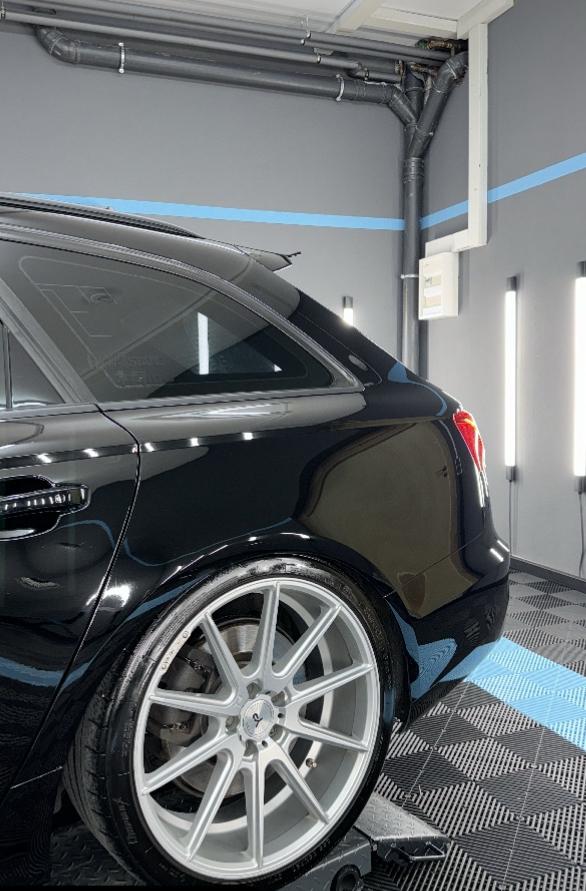 Schwarzer Luxuswagen nach Lackversiegelung – perfekter Hochglanz