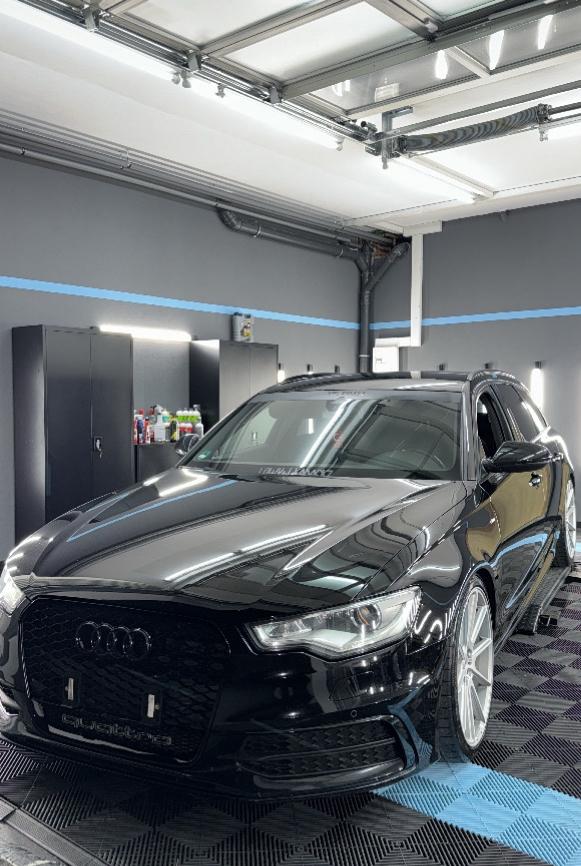 Schwarzer Audi RS6 Avant – Komplettaufbereitung in der Werkstatt