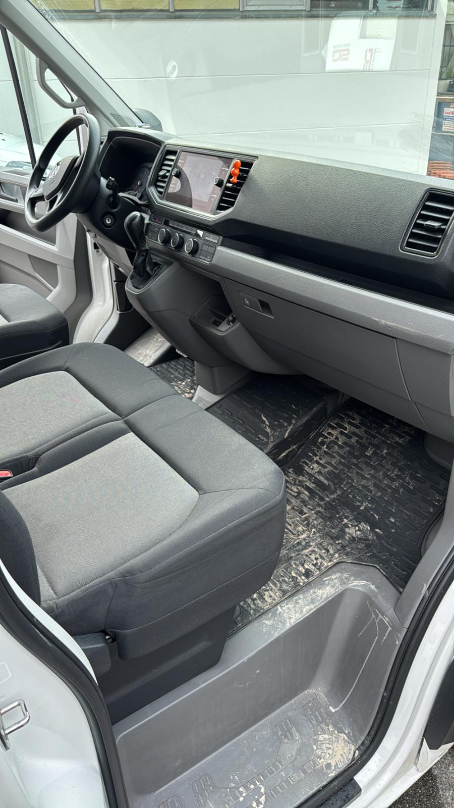 VW Transporter Innenraum vorher – verschmutzter Fußraum & Sitze