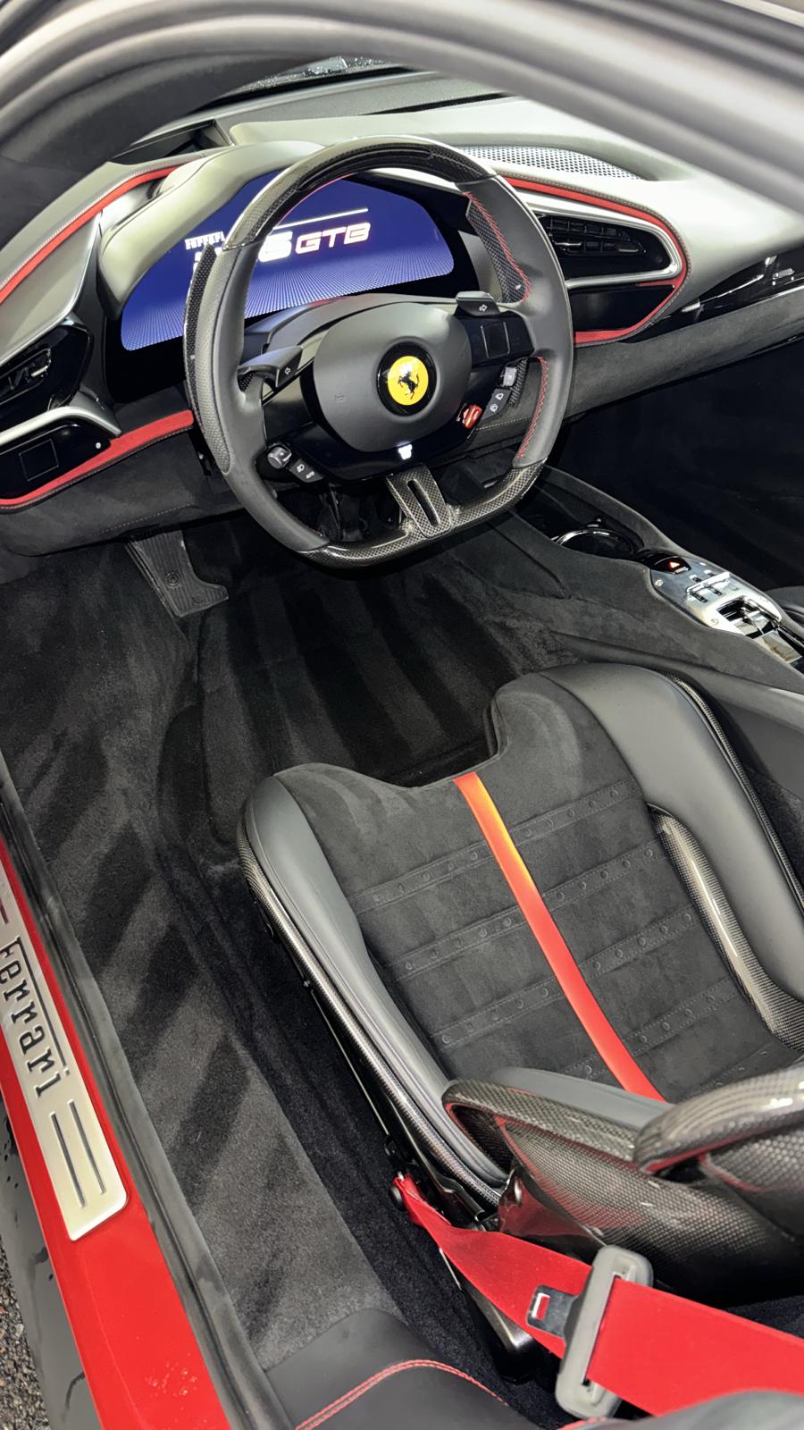 Ferrari 296 GTB Cockpit – Alcantara-Pflege und Innenraumreinigung