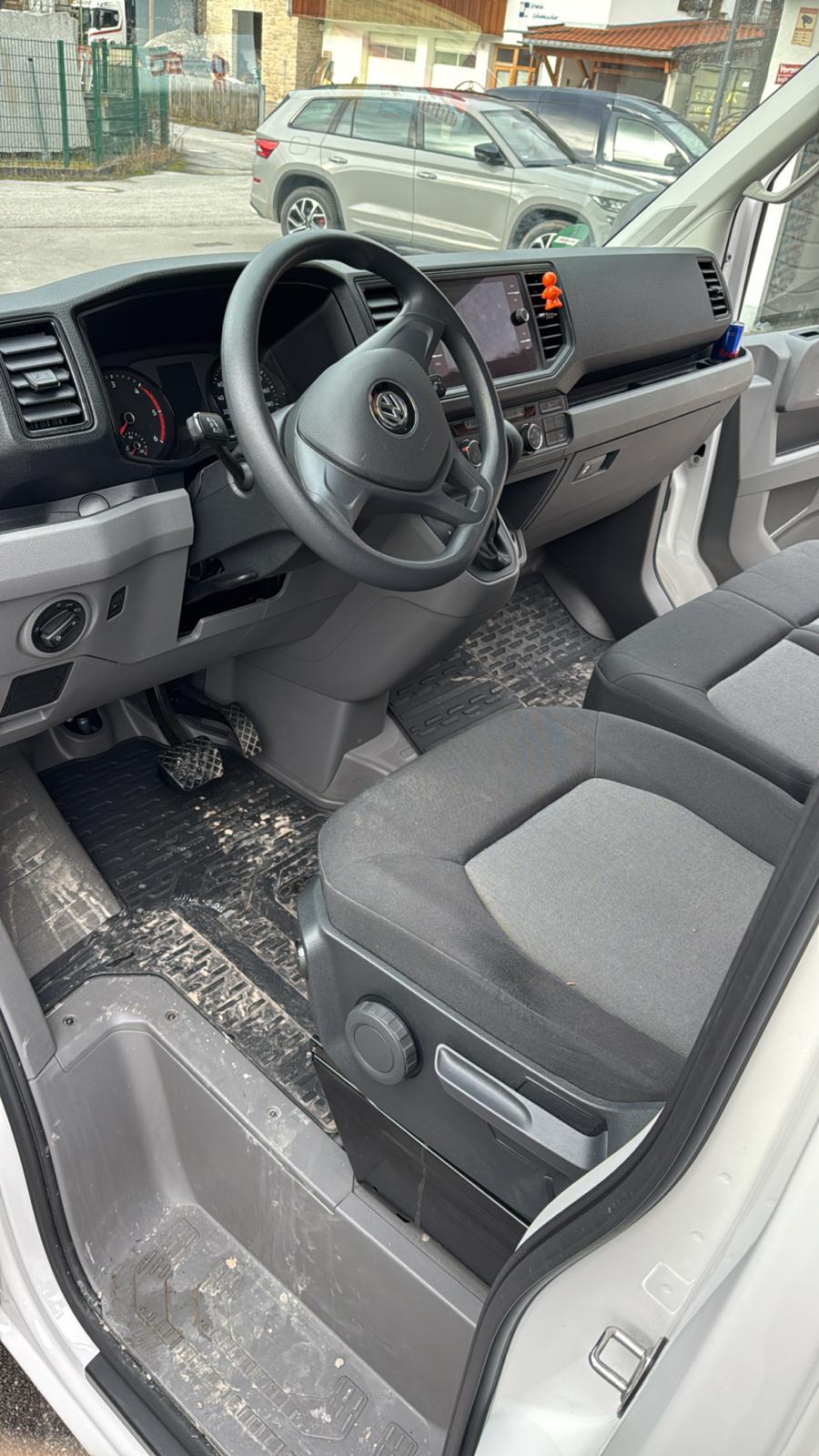 VW Transporter Fahrerseite vorher – verschmutzter Fußbereich
