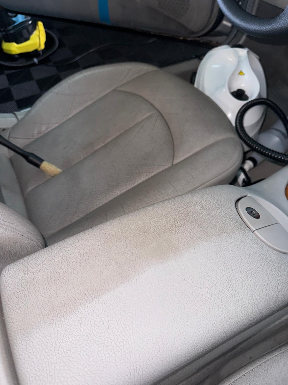 Ledersitzreinigung vorher-nachher – Mercedes CLK Tiefenreinigung