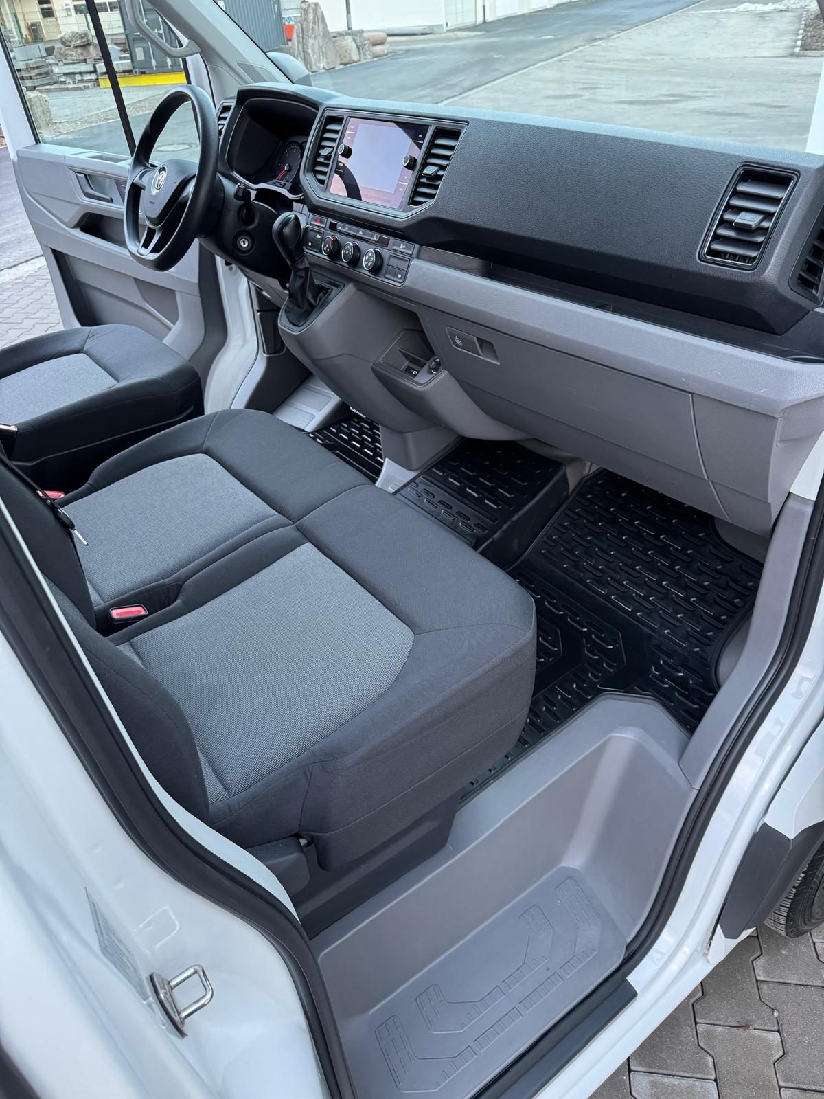 VW Transporter Innenraum nachher – sauberer Fußraum und Sitze