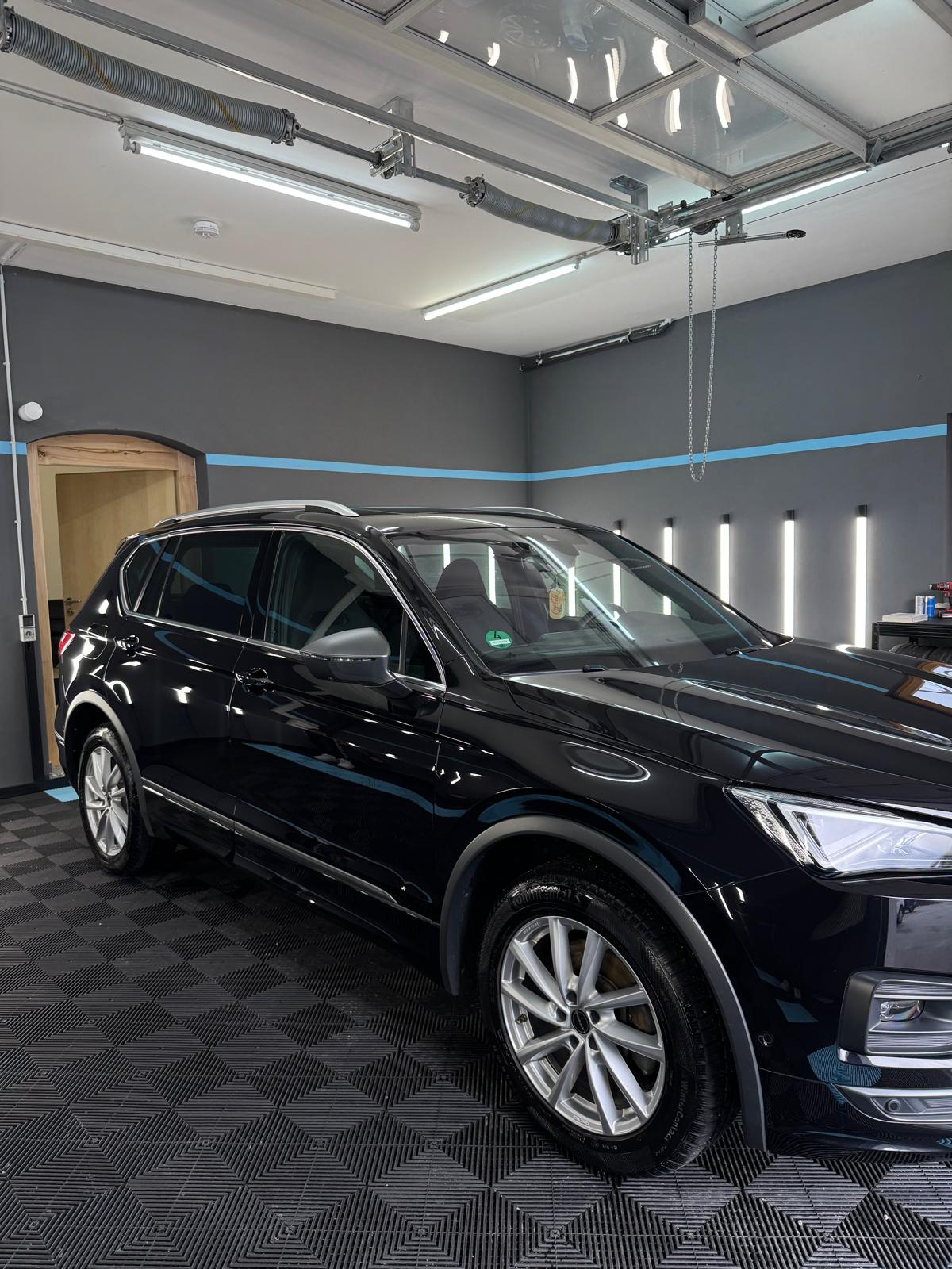 Schwarzer VW Tiguan nach Lackaufbereitung – Hochglanz-Ergebnis