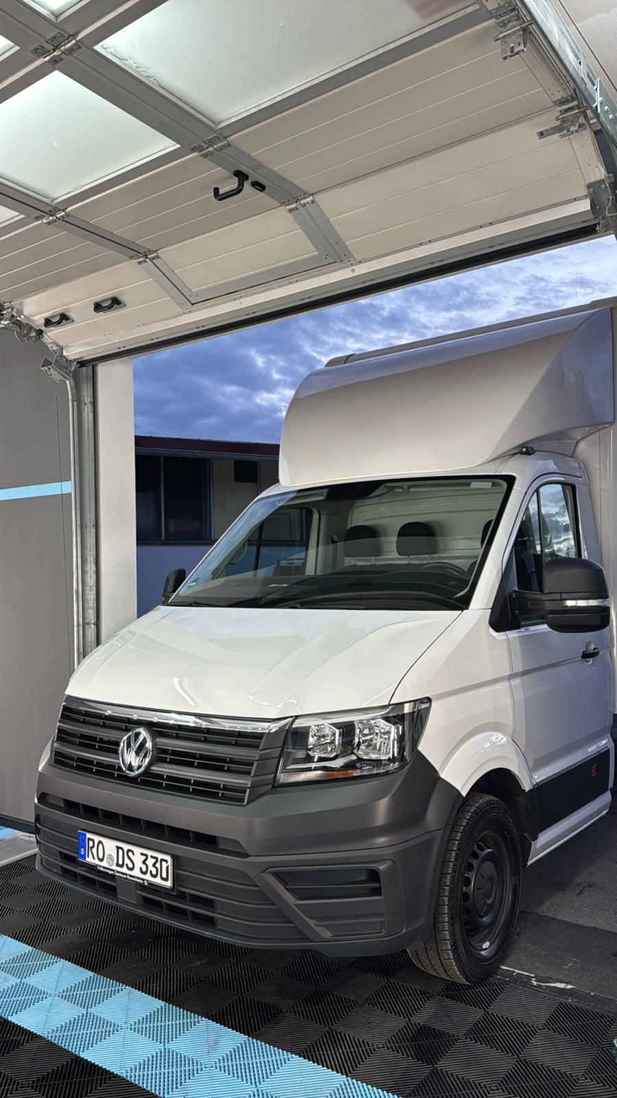 Weißer VW Crafter – Nutzfahrzeug-Aufbereitung außen