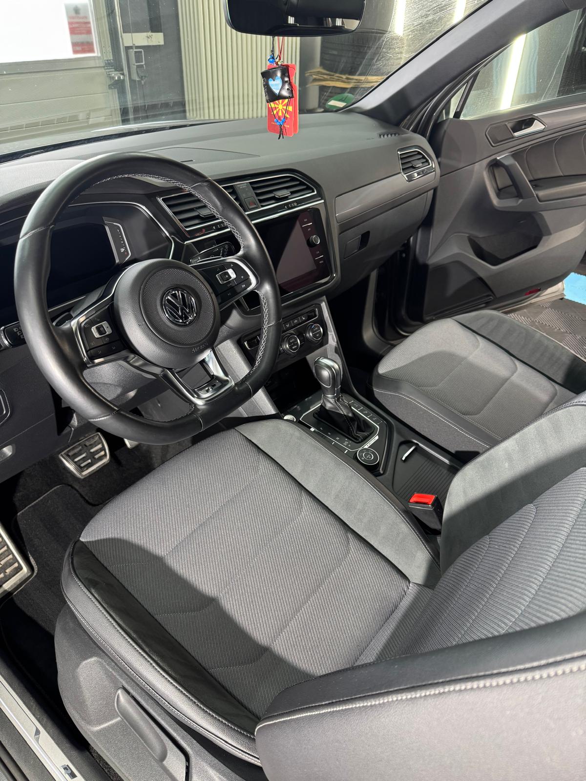 VW Tiguan Innenraum nach Komplettreinigung – saubere Stoffsitze