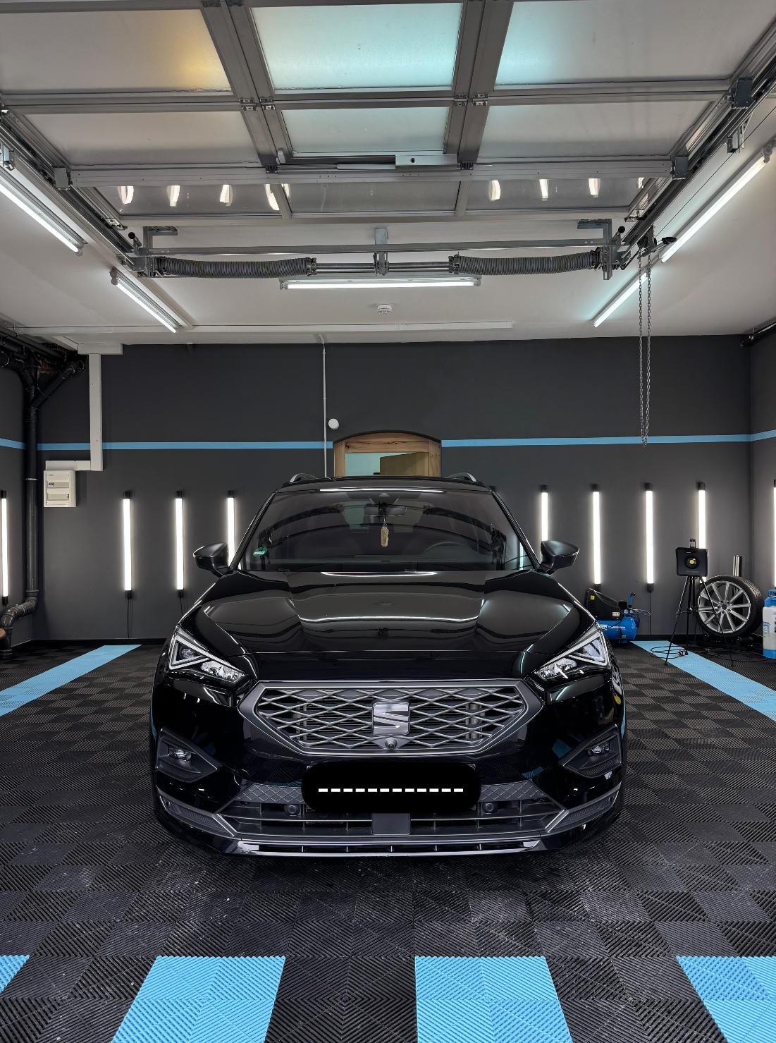 Schwarzer Seat Tarraco frontal – frisch aufbereitet im Detailing-Studio