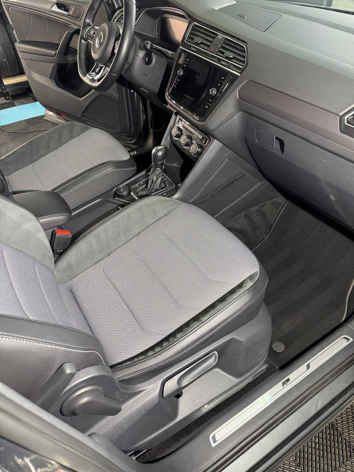 VW Tiguan Beifahrerseite nach Innenraum-Tiefenreinigung