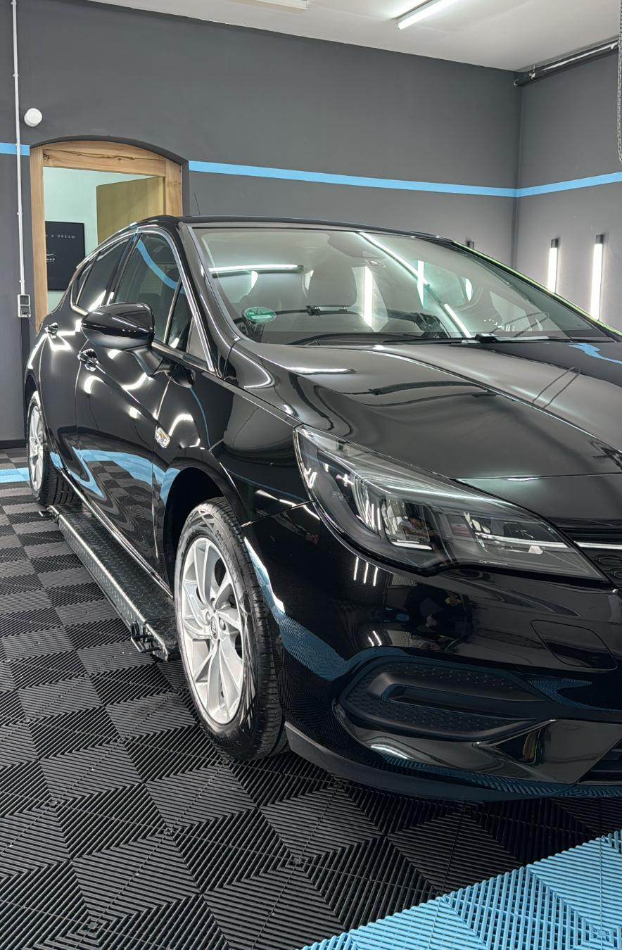 Schwarzer Opel Astra nach Komplettaufbereitung im Studio