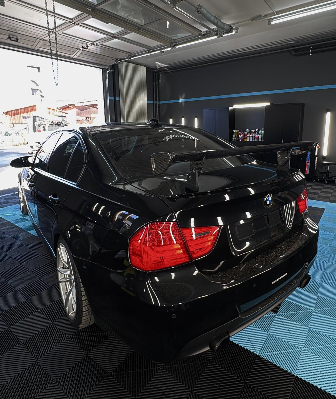 Schwarzer BMW E92 Coupé nach Lackaufbereitung – Heckansicht