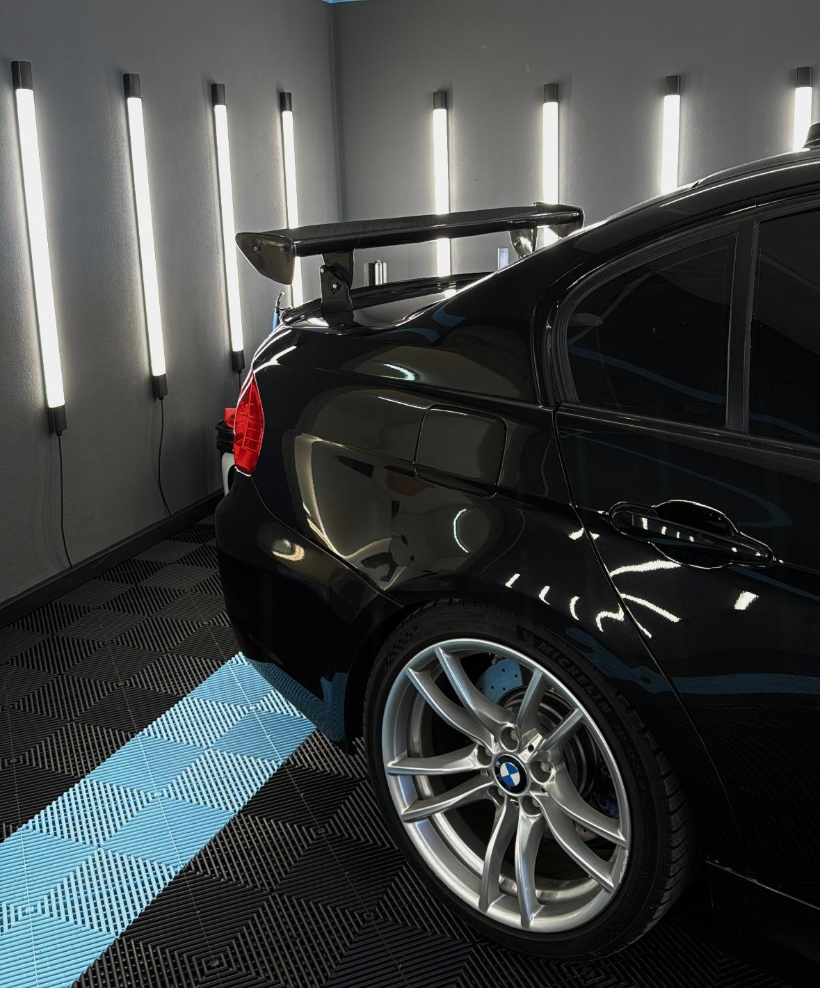 Schwarzer BMW M-Serie mit GT-Flügel – Hochglanz-Lackversiegelung