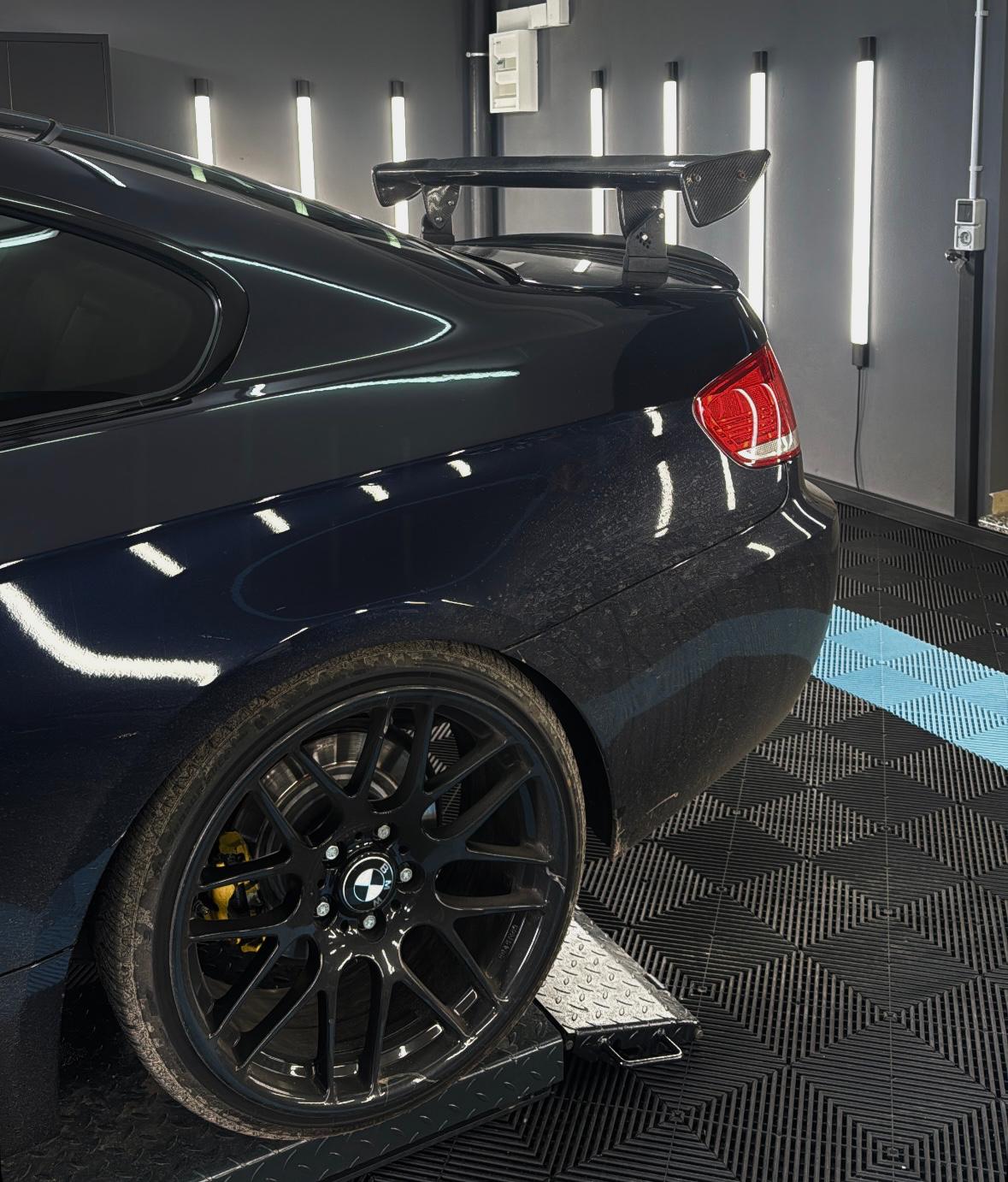 BMW M-Serie Seitenansicht – schwarze Felgen nach Felgenpflege