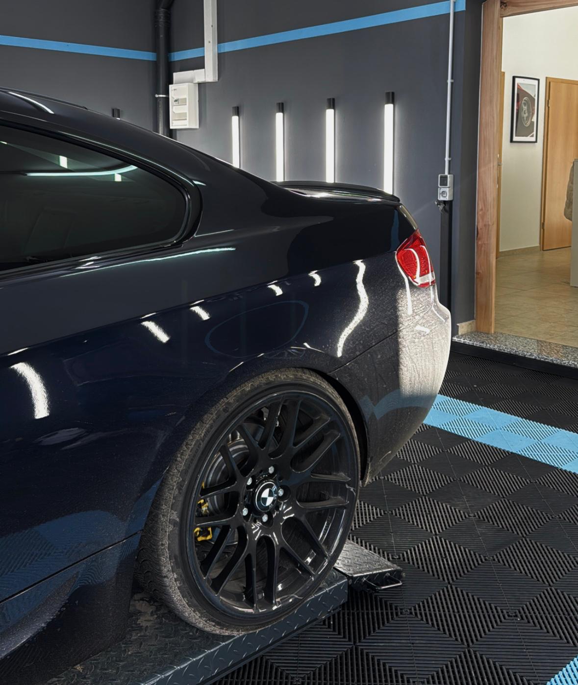 BMW M-Serie nach Komplettaufbereitung – Lack und Felgen im Detailing-Studio