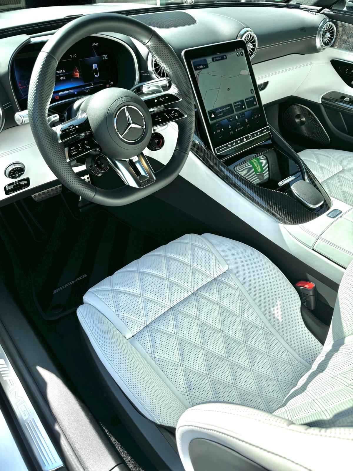 Mercedes-AMG GT Innenraum – weißes Rauten-Leder nach Aufbereitung